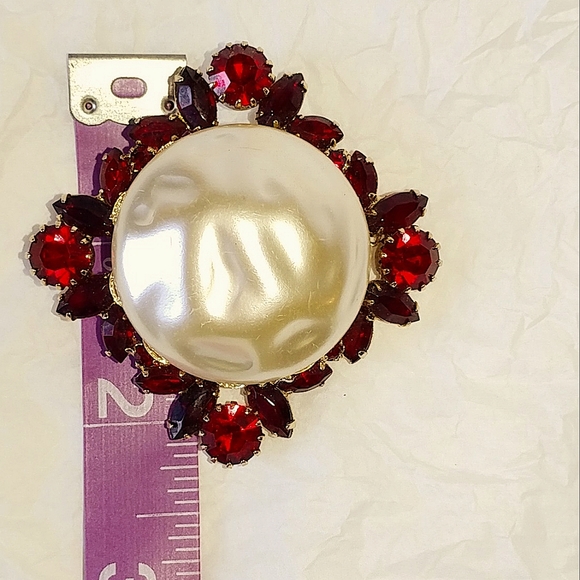 BAROQUE FAUX PEARL & RED RHINESTONE BROOCH - Picture 4 of 6